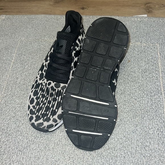 NEW ADIDAS Swift Run - Picture 2 of 3